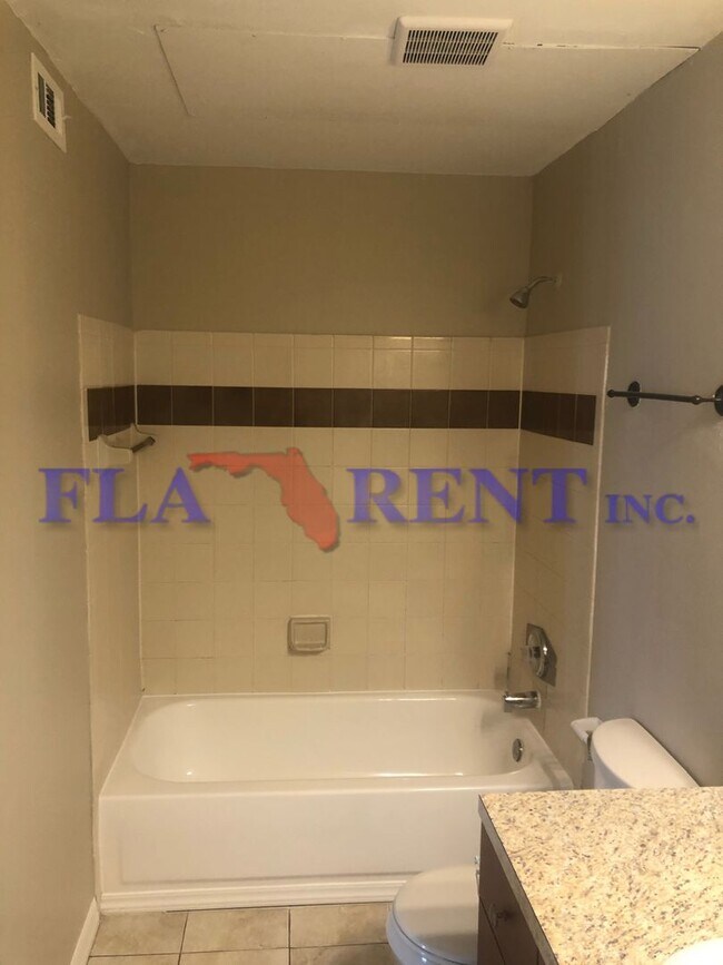 Building Photo - 2/1 condo in Orlando