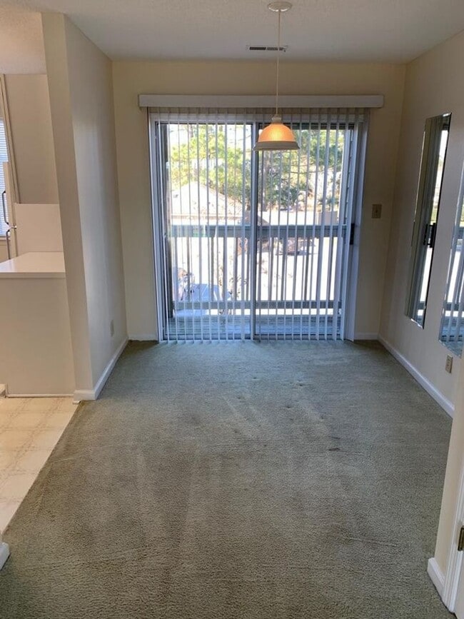 Building Photo - 2 bedroom 2 bath condo. Second Floor $1350/month