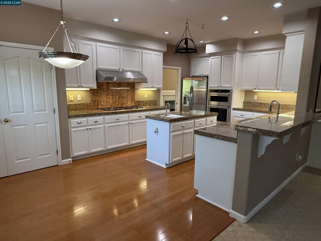 Building Photo - 600 Bourne Ct