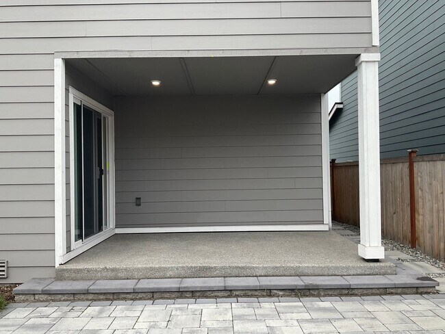 Building Photo - Beautiful 4 Bedroom, 2.5 Bath Home Availab...