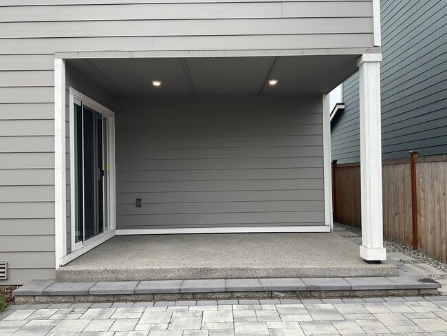 Building Photo - Beautiful 4 Bedroom, 2.5 Bath Home Available November 1st!