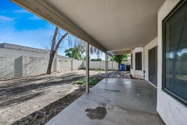 Building Photo - 1843 E Tremaine Ave