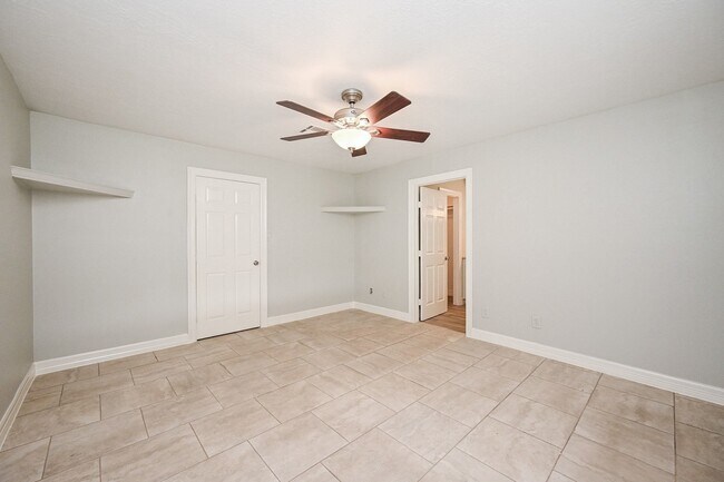 Building Photo - 15723 Creekhaven Dr