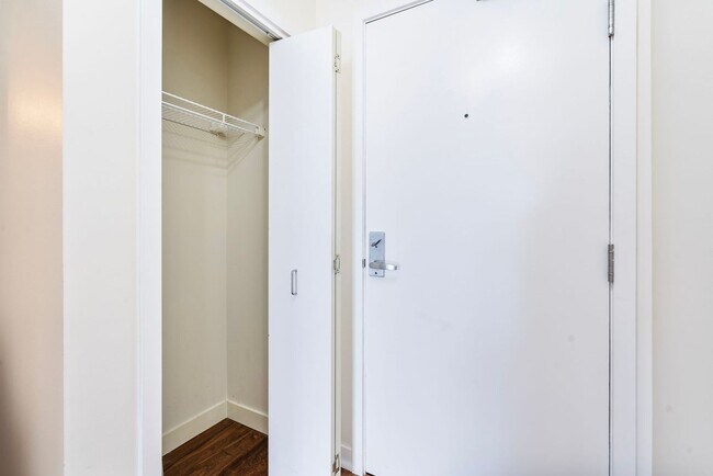 Building Photo - Park Place - 1 bed/1.5 bath/bonus room - Pearl District Condo w/NEW paint/bedroom carpet/parking/...