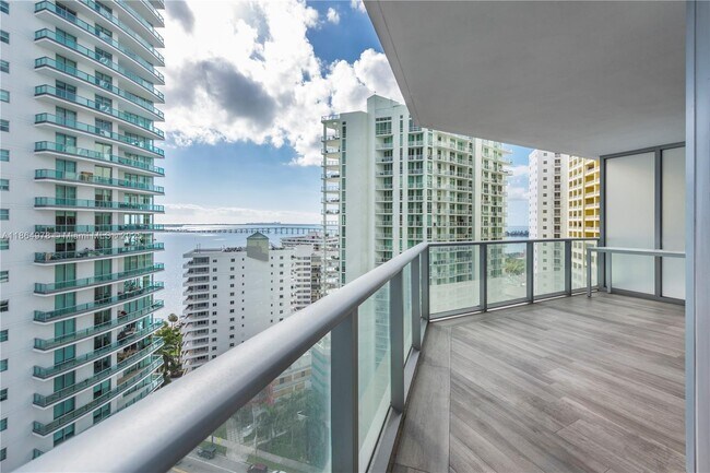 Building Photo - 1300 Brickell Bay Dr
