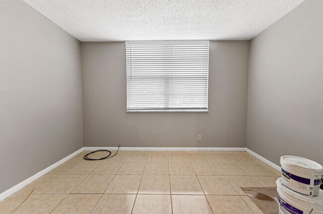 Building Photo - 3910 Crystal Lake Dr