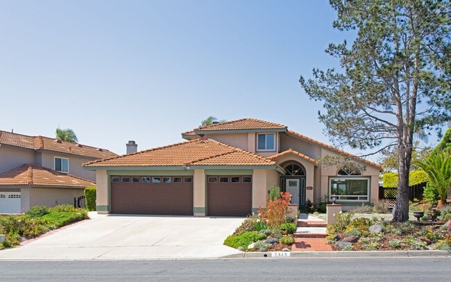Building Photo - Gorgeous 4 Bedroom, 3 bathroom Home with private Pool!
