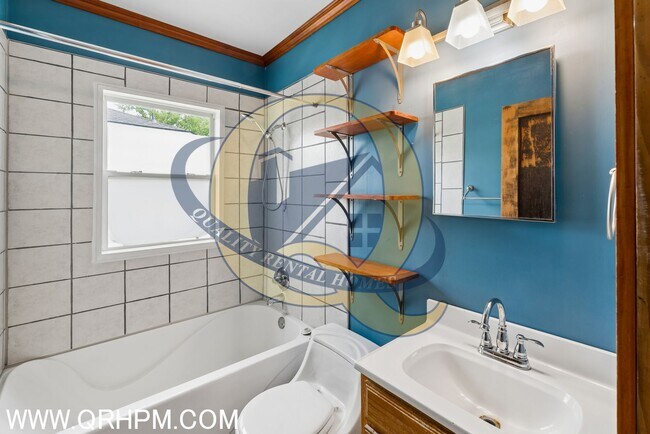 Building Photo - AVAILABLE NOW! 2 BEDROOMS!