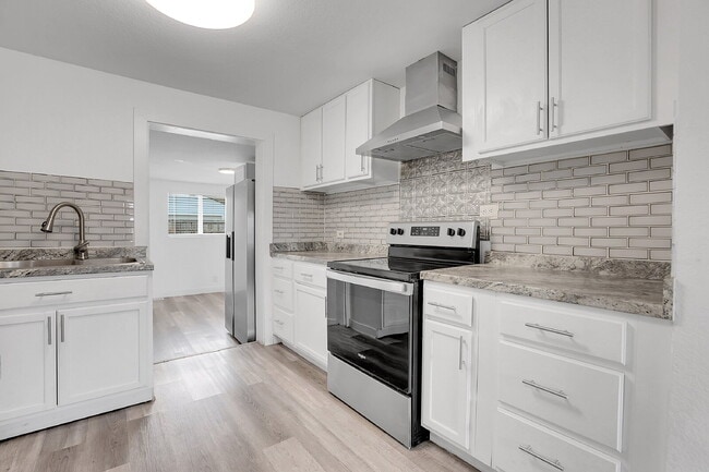 Building Photo - $2,850 - 3 Bed, 2 Bath Updated Home in Den...