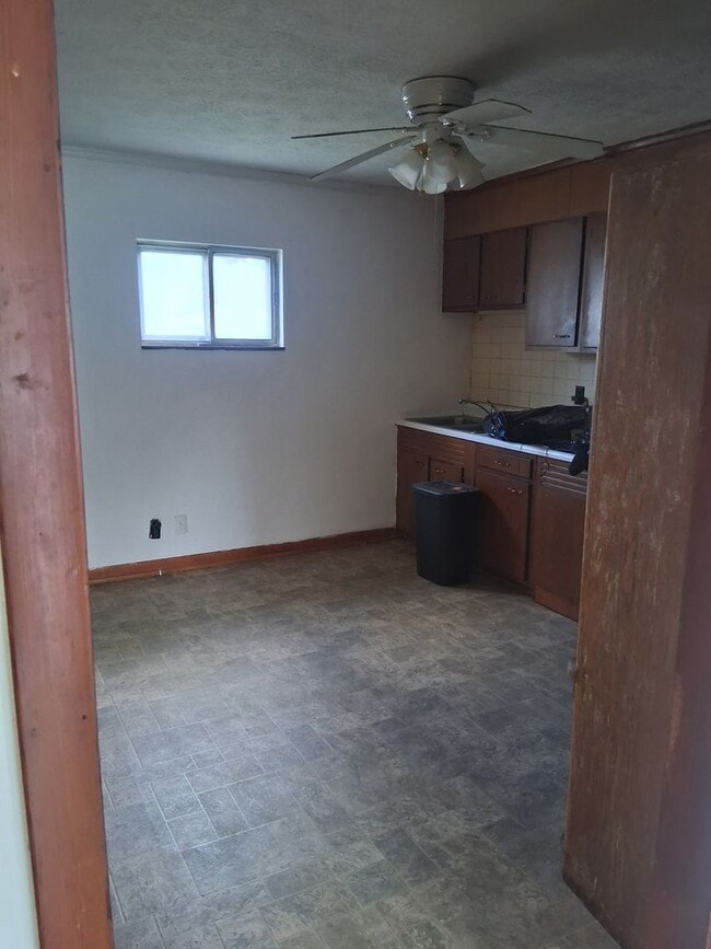 Building Photo - Maryville 2 bedroom 1 bath apartment, wate...