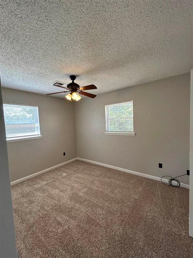 Building Photo - 6428 NW Arrowhead Dr
