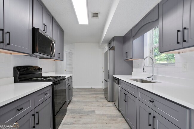 Building Photo - 6712 Lakewood Dr