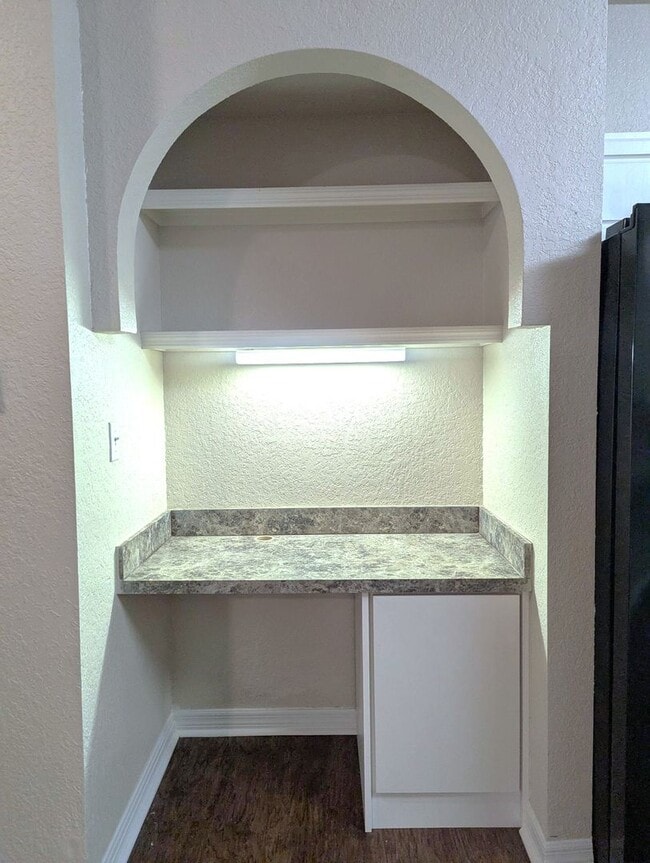 Building Photo - Huge Studio Unit 785 square feet! Updated,...