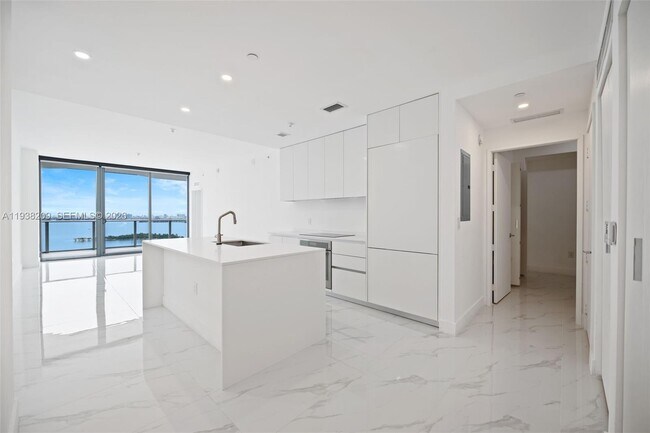 Building Photo - 700 NE 24th St