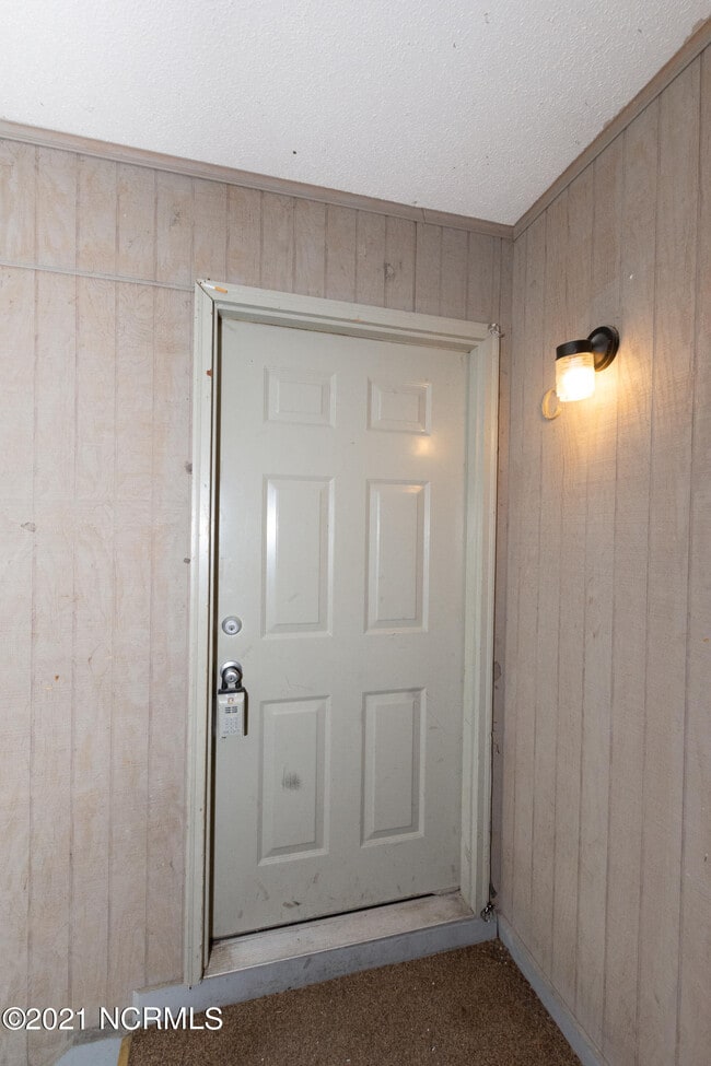 Building Photo - 103 Ravenwood Dr