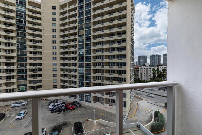 Building Photo - 3140 S Ocean Dr