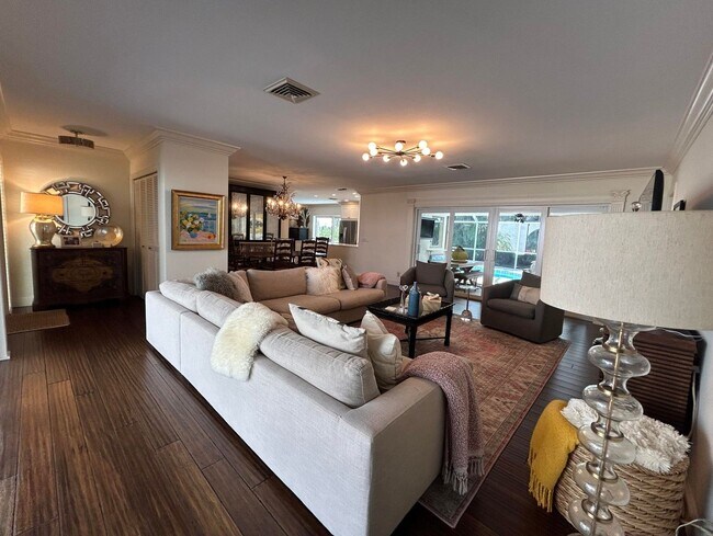 Building Photo - 1080 Walnut Terrace