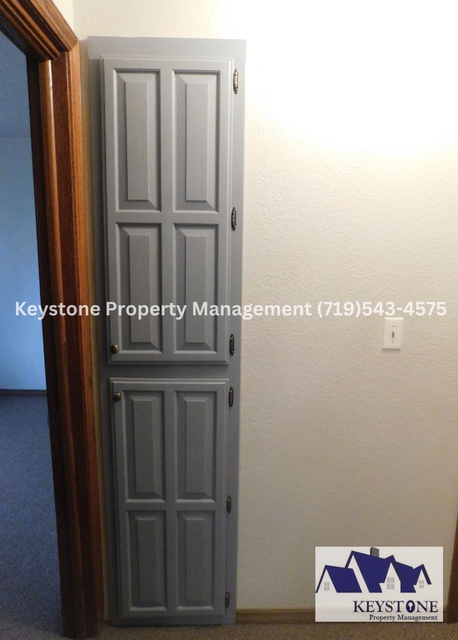 Building Photo - 879 S Bellflower Dr