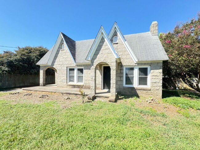 Primary Photo - Newly REMODELED STONE HOUSE near downtown,...