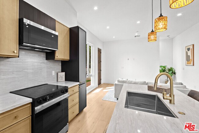 Building Photo - 2324 S Dunsmuir Ave