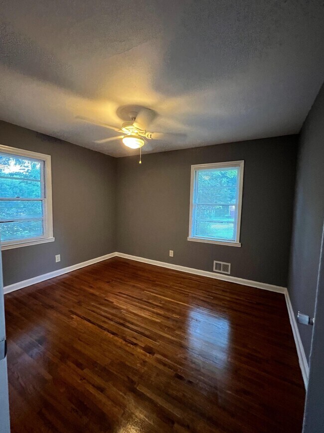 Building Photo - 2884 Meadowview Dr SE