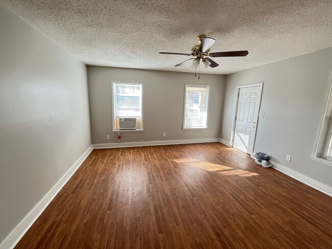 Building Photo - Charming Huntsville Living Awaits!