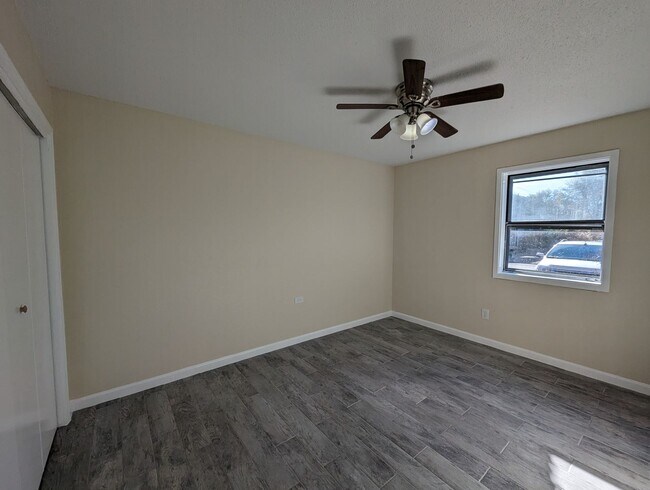 Building Photo - 2/1 Remodeled Condo style Apartment Close ...