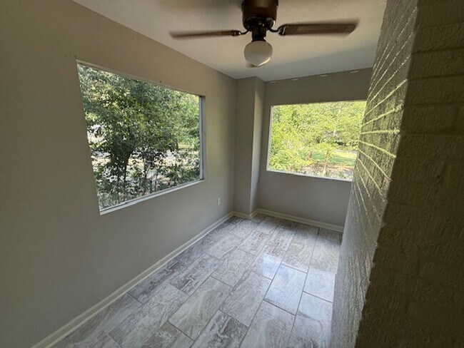 Building Photo - 3 Bedrooms | 2 Bathrooms | Rosewood Area