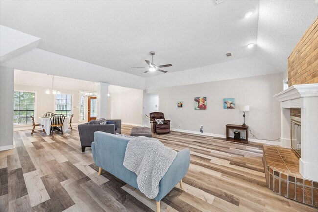 Building Photo - 23818 Pin Oak Dr