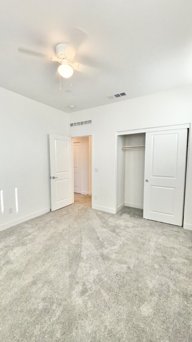 Building Photo - 4 Bedrooms Available University Park
