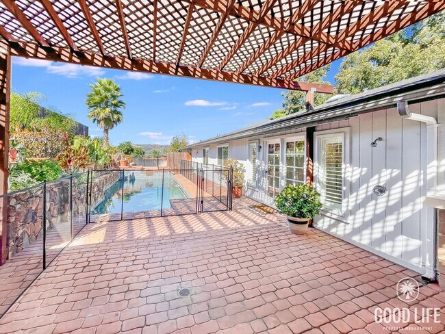 Building Photo - Stunning 4B/2.5BA House in Escondido!