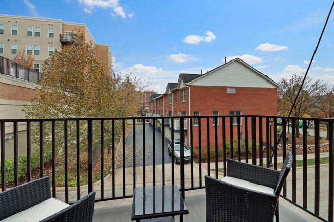 Building Photo - 256 N Addison Ave