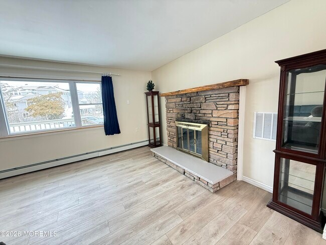 Building Photo - 63 Shorewood Dr