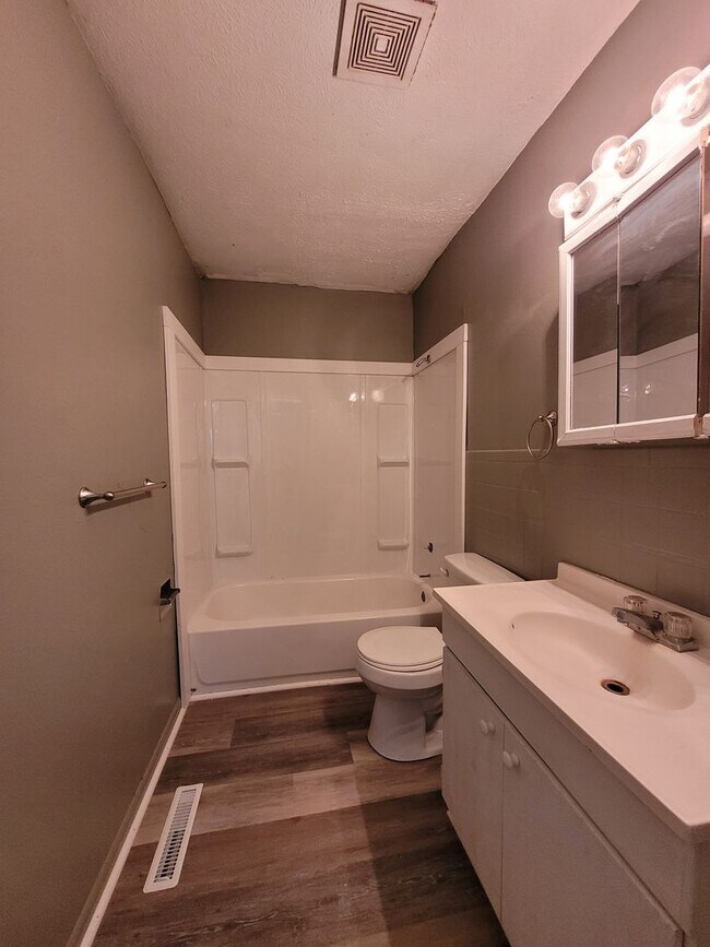 Building Photo - 3 Bedroom 1 Bath home with a Fenced back Yard!