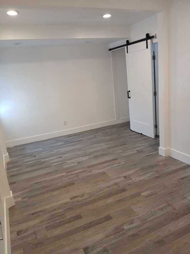 Building Photo - 560