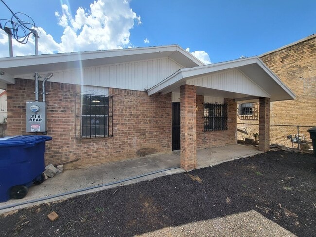Building Photo - 216 N Meadow Ave