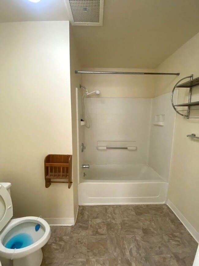 Building Photo - 2 Bedroom/ 2 Bath/ 2 pkg at Crescent Lane