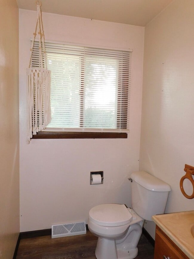 Building Photo - Beautiful 3 bedroom 2 bath Single Family H...