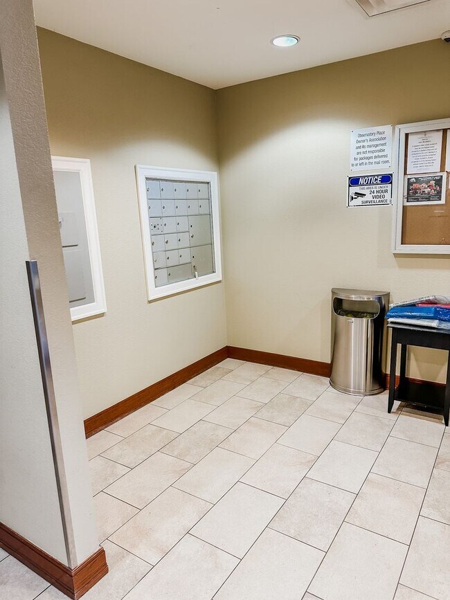 Building Photo - Amazing 2 Bedroom across from DU