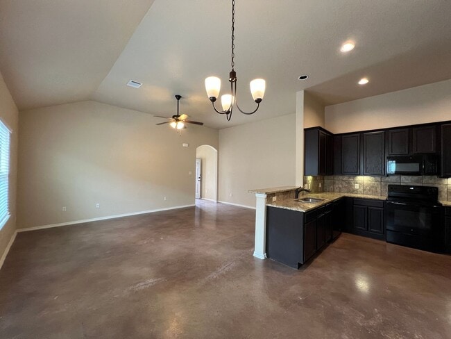 Building Photo - Luxury 3/2 Duplex in NBTX