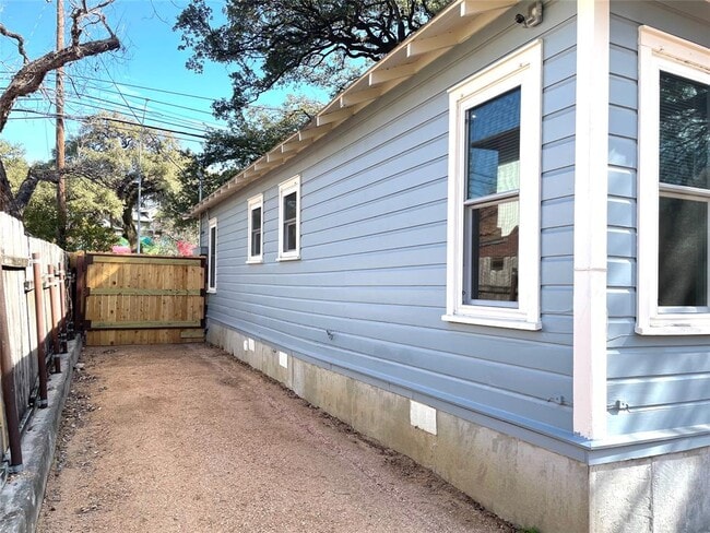 Building Photo - 807 E Riverside Dr