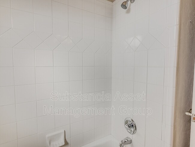 Building Photo - 901 NE 26th Ct