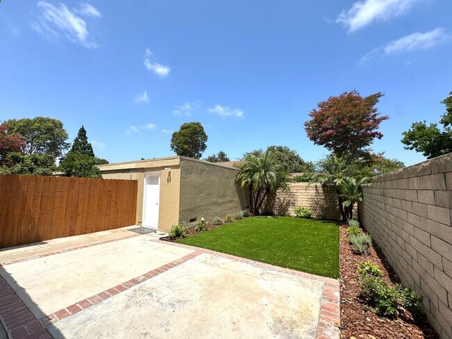 Building Photo - Beautifully Updated 3 Bedroom, 2 Bath with Private Yard