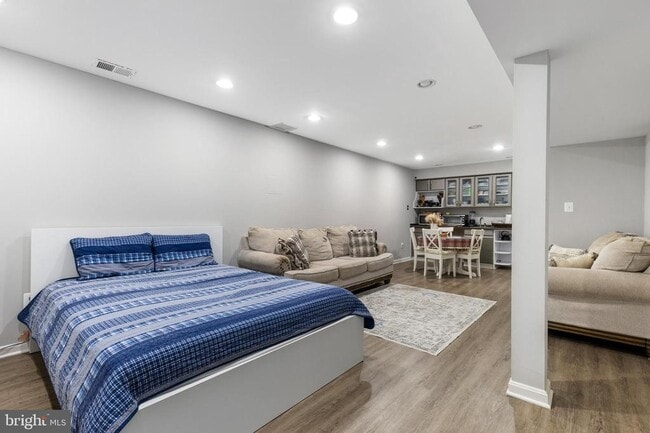 Building Photo - 9830 Meadow Valley Dr