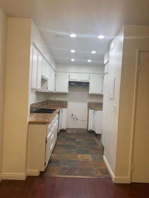 Building Photo - 849 E Victoria St