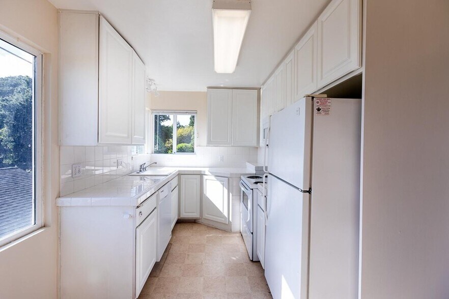 Building Photo - Elegant Kensington living with comfort, character, and scenic appeal