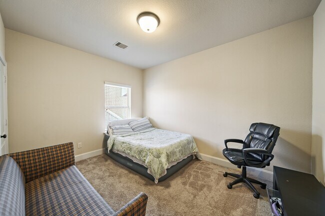 Building Photo - 2523 Crossvine Dr