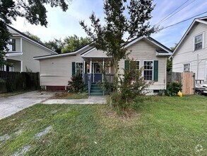 Building Photo - Spacious 4-Bedroom Home W/Sunroom & Large ...