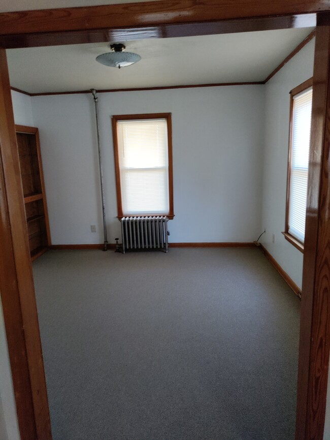 Living room with brand new carpet - 110 Walnut St