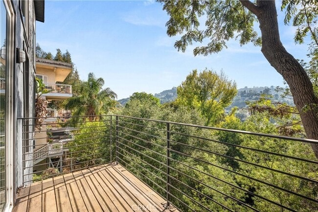 Building Photo - 3339 N Knoll Dr